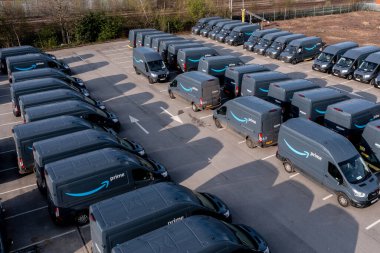 Leeds, İngiltere - 15 Nisan 2022. Yeni Amazon Prime Ford E-Transit elektrik dağıtım kamyonları daha az emisyonlu ürünler için nakledilmeye hazır