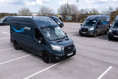 Leeds, İngiltere - 15 Nisan 2022. Yeni Amazon Prime Ford E-Transit elektrik dağıtım kamyonları daha az emisyonlu ürünler için nakledilmeye hazır