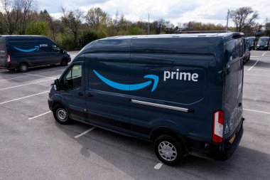 Leeds, İngiltere - 15 Nisan 2022. Yeni Amazon Prime Ford E-Transit elektrik dağıtım kamyonları daha az emisyonlu ürünler için nakledilmeye hazır.