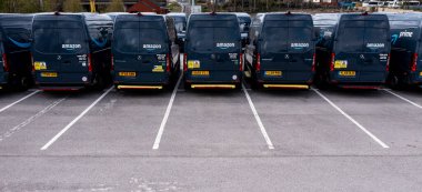 Leeds, İngiltere - 15 Nisan 2022. Yeni üretilen Amazon Prime Ford E-Transit dağıtım kamyonları daha az emisyonlu ürünler için nakledilmeye hazır.