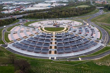 STOURTON, LEEDS, UK - 25 Nisan 2022. Stourton, East Leeds 'te yeni yapılmış park ve gezinti alanının havadan görüntüsü insanlara park yeri ve Leeds şehir merkezine otobüs servisi sağlıyor..