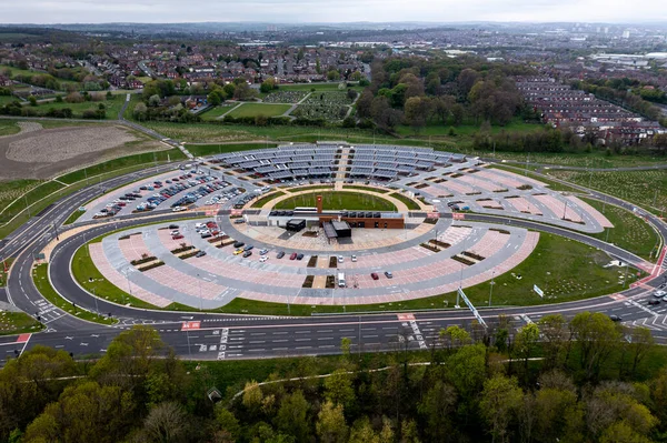 STOURTON, LEEDS, UK - 25 Nisan 2022. Stourton, East Leeds 'te yeni yapılmış park ve gezinti alanının havadan görüntüsü insanlara park yeri ve Leeds şehir merkezine otobüs servisi sağlıyor..