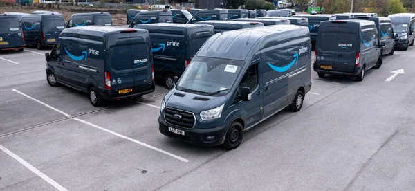 Leeds, İngiltere - 25 Nisan 2022. Amazon Prime Ford Transit nakliye araçlarının bir filosu İngiltere 'deki evlere çevrimiçi alışveriş malzemeleri götürmek için yüklenmeye hazır.