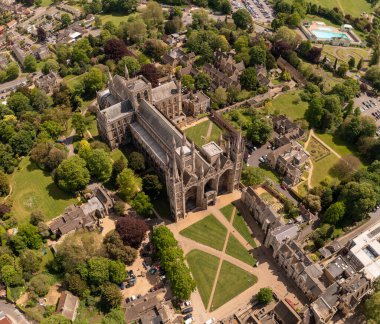 PETERBOROUGH, İngiltere - 12 Mayıs 2022. Peterborough şehrinin havadan görünüşü ve Aziz Peter, Aziz Paul ve Aziz Andrew Katedrali