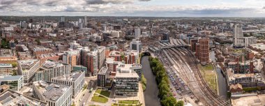 Leeds, İngiltere - 12 Mayıs 2022. Leeds şehir merkezinin Leeds 'ten Liverpool kanalına kadar uzanan tren istasyonu ve modern binaları olan havadan yapılmış bir şehir manzarası.