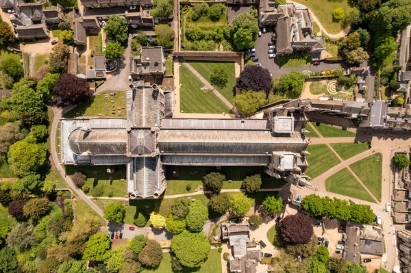 PETERBOROUGH, İngiltere - 12 Mayıs 2022. Peterborough şehrinin ve Aziz Peter, Aziz Paul ve Aziz Andrew 'un antik katedralinin tam üstünde bir hava manzarası.