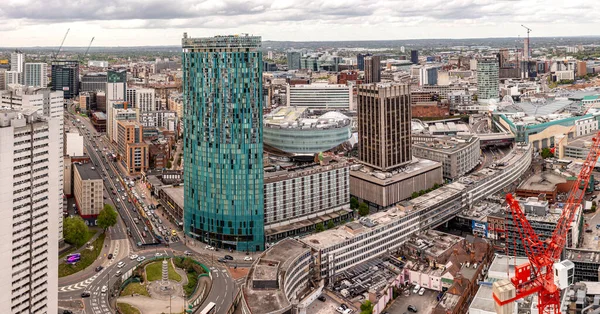 BIRMINGHAM, İngiltere - 10 Mayıs 2022. Birmingham şehrinin gökdeleninin ön planında Radisson Mavili otel gökdeleninin olduğu hava manzarası.