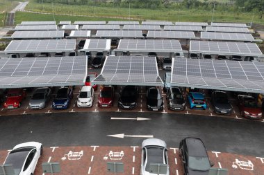 STOURTON, LEEDS, UK - 16 Mayıs 2022. Bir araba parkının çatısındaki yenilikçi güneş panellerinin üstündeki hava manzarası şehirde küçük alanlardan iyi yararlanıyor.