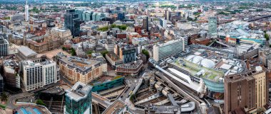 Birmingham, İngiltere - 24 Mayıs 2022. Victoria Meydanı 'nın antik mimarisi ve New Street Tren İstasyonu' nun modern binaları ile Birmingham şehir merkezinin hava manzarası.