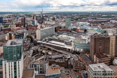 Birmingham, İngiltere - 24 Mayıs 2022. Birmingham New Street Tren İstasyonu ve The Bullring Alışveriş Merkezi 'nin hava görüntüsü.