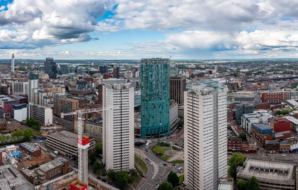 Birmingham, İngiltere - 24 Mayıs 2022. Radisson Blu Oteli gökdeleni, New Street Tren İstasyonu ve The Bullring Alışveriş Merkezi ile Birmingham şehir merkezinin hava görüntüsü.