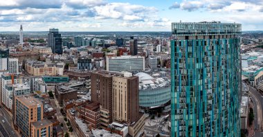 Birmingham, İngiltere - 24 Mayıs 2022. Birmingham şehir merkezinin hava görüntüsü Radisson Blu Hotel gökdeleni, Victoria Meydanı ve New Street Tren İstasyonu