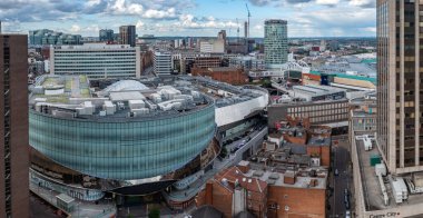 Birmingham, İngiltere - 24 Mayıs 2022. Birmingham New Street Tren İstasyonu ve The Bullring Alışveriş Merkezi 'nin hava görüntüsü.