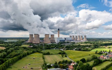 Kuzey Yorkshire 'daki Drax Elektrik İstasyonu' nun hava manzarası. Dumanlı bacalar ve soğutma kuleleri atmosfere CO2 pompalıyor.
