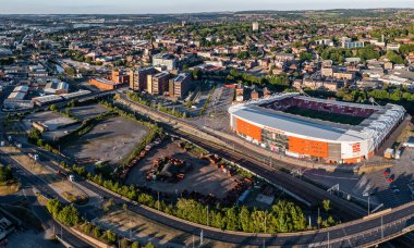 ROTHERHAM, İngiltere - 7 Temmuz 2022. Bayanlar Euro 2022 futbol şampiyonasına ev sahipliği yapan New York Futbol Stadyumu ile Güney Yorkshire 'daki Rotherham şehir manzarası.