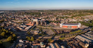 ROTHERHAM, İngiltere - 7 Temmuz 2022. Bayanlar Euro 2022 futbol şampiyonasına ev sahipliği yapan New York Futbol Stadyumu ile Güney Yorkshire 'daki Rotherham şehir manzarası.