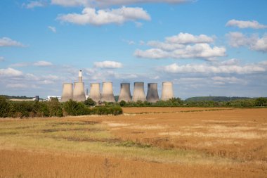 Kırsal ya da kırsal bir çevredeki Ratcliffe-on-Sar enerji santralinin manzara görüntüsü