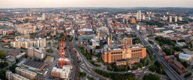 Leeds, İngiltere - 19 Temmuz 2022. Leeds 'teki Quarry House' un havadan görünüşü. Şehir manzarası arkamızda.