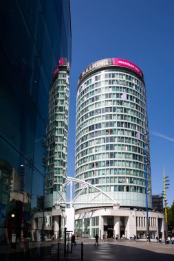 BIRMINGHAM, İngiltere - 18 Temmuz 2022. Birmingham şehir merkezindeki Rotunda Bullring binasının ikonik simgesinin alçak açılı görüntüsü 2022 Bağımsız Devletler Oyunları tabelasıyla