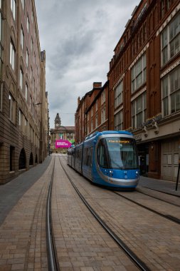 BIRMINGHAM, İngiltere - 28 Temmuz 2022. Bir Batı Midlands Metro Tramvayı, Birmingham şehir merkezindeki Victoria Meydanı 'nda İngiliz Milletler Topluluğu Oyunları sırasında raylar boyunca seyahat ediyor.
