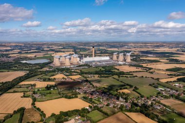 Kuzey Yorkshire 'daki Drax Elektrik İstasyonu' nun hava manzarası. Dumanlı bacalar ve soğutma kuleleri atmosfere CO2 pompalıyor.