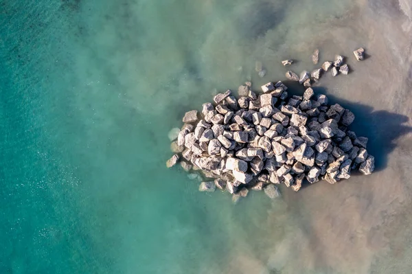 해안의 시설을 수리하고 채석장 코니쉬 해변에 보수하는 사용되는 공중에서 바라본다 — 스톡 사진