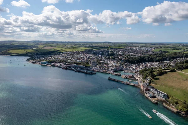 콘월에 Camel Estuary 스토우의 해변을 공중에서 내려다본 여름날 인기있는 휴양지이다 — 스톡 사진