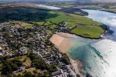 Güneşli bir yaz gününde İngiltere 'nin Cornwall kentindeki Rock on The Camel Estuary köyünün hava manzarası.