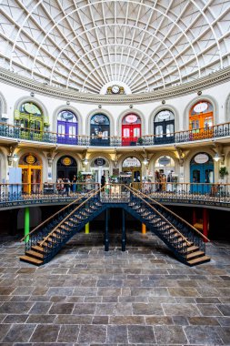 Mısır Borsası, Leeds, İngiltere - 30 Eylül 2022. İngiltere 'nin Leeds kentindeki Corn Exchange binasının iç mimarisi. Bağımsız dükkanları ve dekoratif mimari özellikleri var.