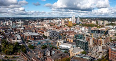 Leeds, İngiltere - 28 Eylül, 2022. Leeds şehir merkezinin otobüs durağı ve John Lewis mağazası ile Victoria alışveriş merkezi hava manzarası