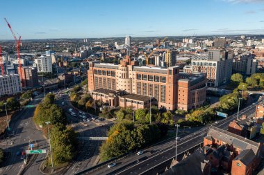 Leeds, İngiltere - 28 Eylül, 2022. Leeds 'in Quarry Hill bölgesindeki Quarry House binasının havadan görünüşü Birleşik Krallık Hükümeti Çalışma ve Emeklilik Dairesi Genel Müdürlüğü' dür.