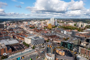 Leeds, İngiltere - 28 Eylül, 2022. Leeds şehir merkezinin otobüs durağı ve John Lewis mağazası ile Victoria alışveriş merkezi hava manzarası