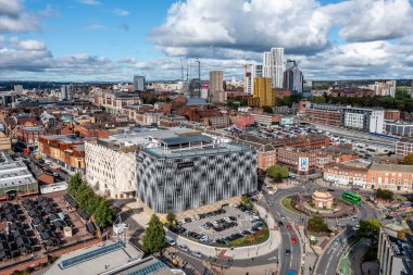 Leeds, İngiltere - 28 Eylül, 2022. Leeds şehir merkezinin otobüs durağı ve John Lewis mağazası ile Victoria alışveriş merkezi hava manzarası