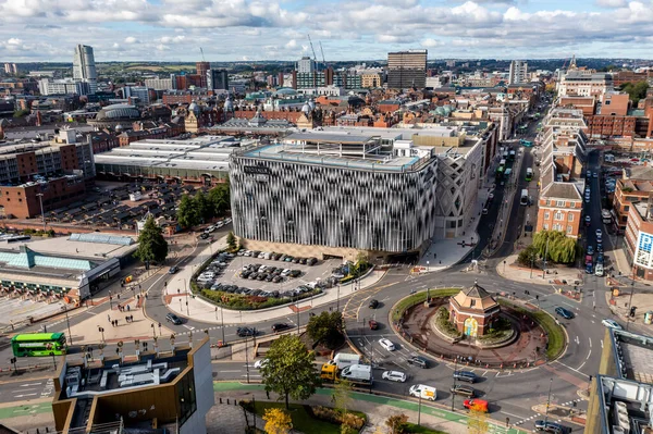 Leeds September 2022 设有巴士站的利兹市中心和设有约翰 刘易斯商店的维多利亚购物中心的空中全景 — 图库照片