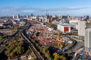 BIRMINGHAM, İngiltere - 17 Ekim 2022. Birmingham şehir merkezindeki HS2 demiryolu projesinin hava görüntüsü.