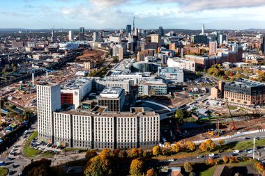 BIRMINGHAM, İngiltere - 17 Ekim 2022. Birmingham şehrinin gökyüzü manzarası HS2 demiryolu projesinin inşaat alanını da kapsıyor.