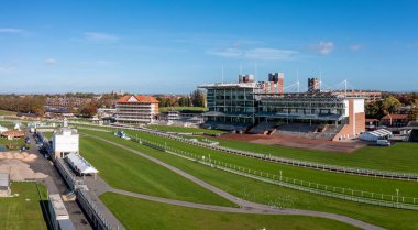 YORK, İngiltere - 22 Ekim 2022. York Hipodromu 'nun hava manzarası İlçe Stand Grandstand ve bitiş çizgisi
