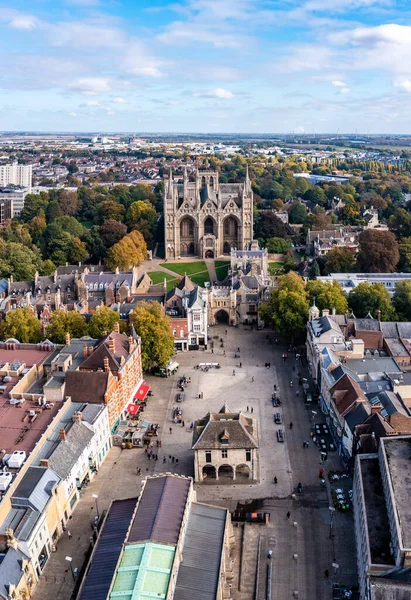 Peterborough Cathedral October 2022 大教堂广场彼得堡大教堂和会馆的空中垂直景观 — 图库照片