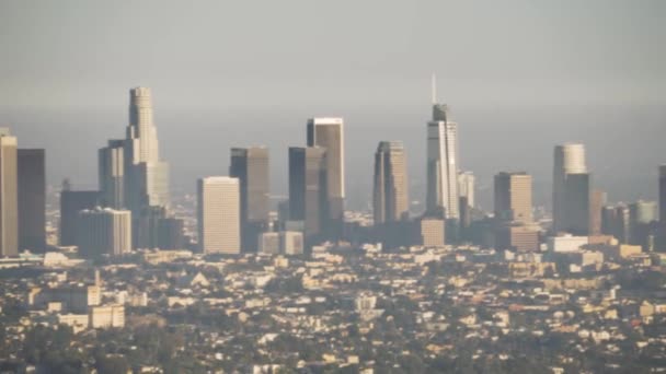 Piękny widok na Los Angeles z Hollywood Hills i Sunset Blvd, przed zachodem słońca — Wideo stockowe