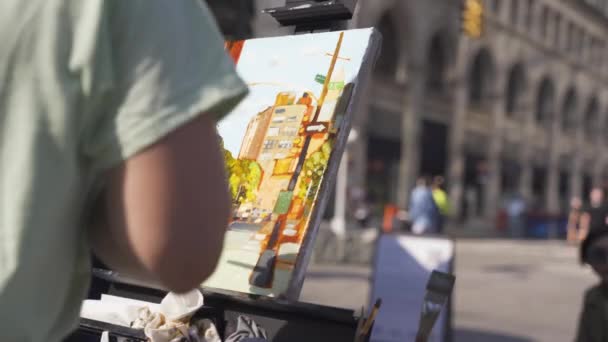 Artista está pintando ao ar livre — Vídeo de Stock