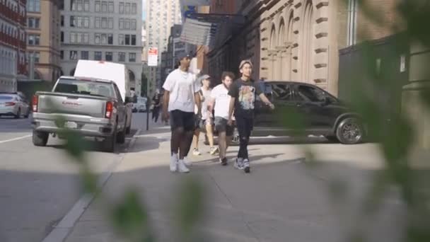 Menschen laufen in New York — Stockvideo