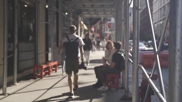 Pessoas andando sob andaimes em Nova York, EUA — Vídeo de Stock