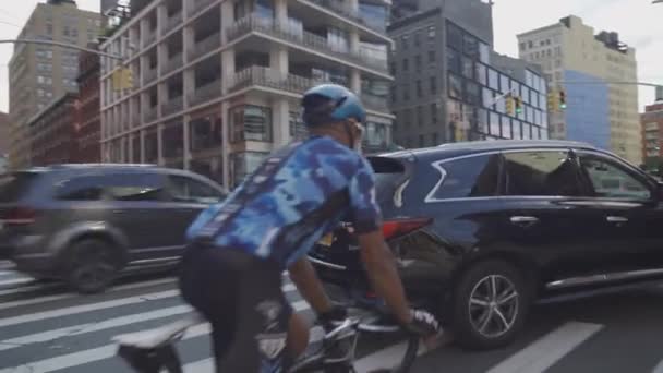 Man op de fiets in New York — Stockvideo