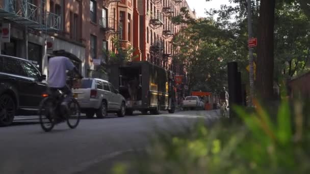 맨해튼의 좁은 길 — 비디오