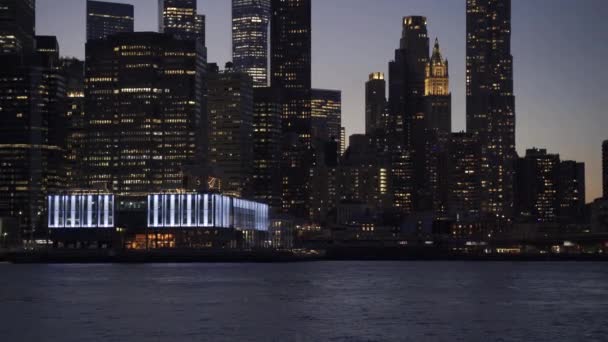 Skyline von New York City bei nächtlichen Lichtern — Stockvideo