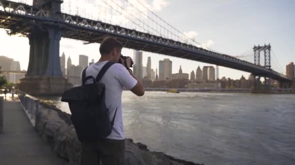 Fotógrafo tirando fotos de Nova York — Vídeo de Stock