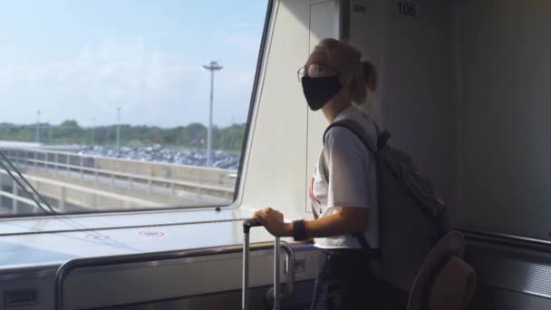 Maskeli Kadın Trenle Seyahat Ediyor — Stok video