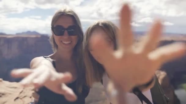 Ευτυχισμένοι άνθρωποι στο Grand Canyon — Αρχείο Βίντεο