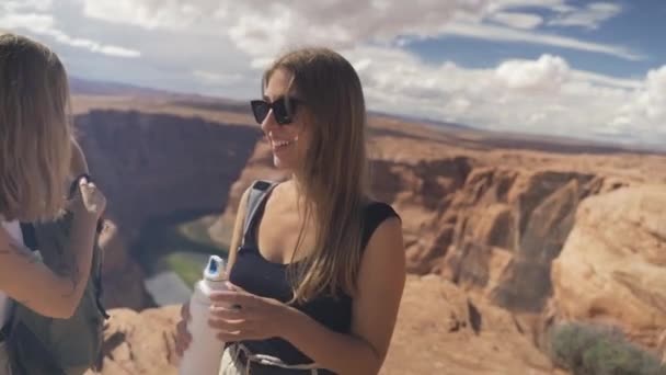 Glückliche Menschen im Grand Canyon — Stockvideo