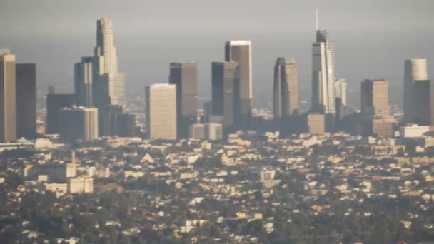 Belle vue panoramique sur Los Angeles depuis Hollywood Hills et Sunset Blvd, avant le coucher du soleil — Video